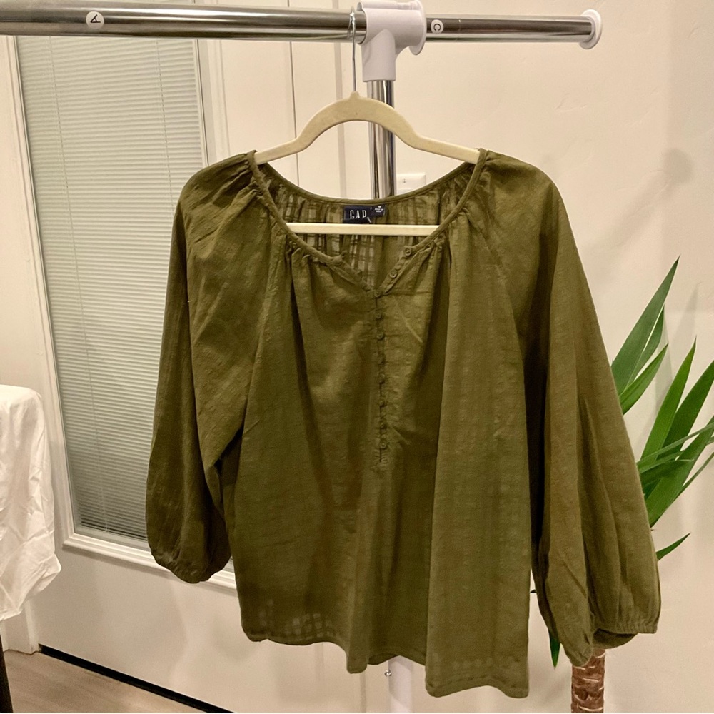 elegance with this dark green Gap blouse in size M.